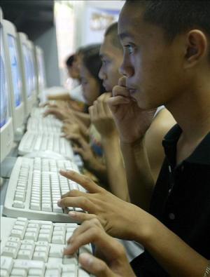 Unos jóvenes toman su primera lección de informática. EFE/Archivo