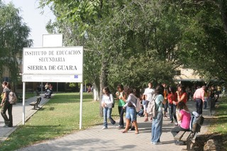 Los vecinos de la calle a la que da el IES Sierra de Guara se han quejado por molestias de algunos alumnos. | D.A.