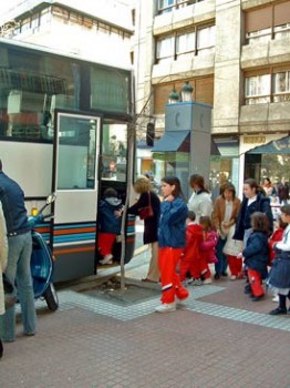 Imagen de archivo de unos niños subiendo a un autobús escolar