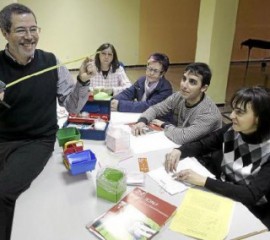 El animador matemático Pedro Buendía da una clase práctica a un grupo de docentes. JUAN CARLOS ARCOS