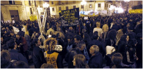 Miles de personas se manifiestan en Valencia contra los recortes presupuestarios en educación. / JORDI VICENT